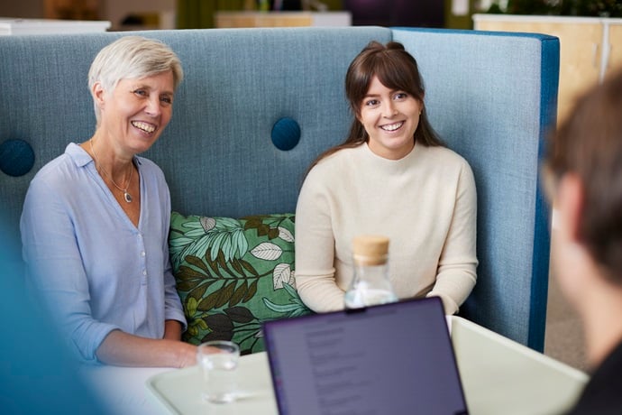 Tre glada medarbetare på ett kontor